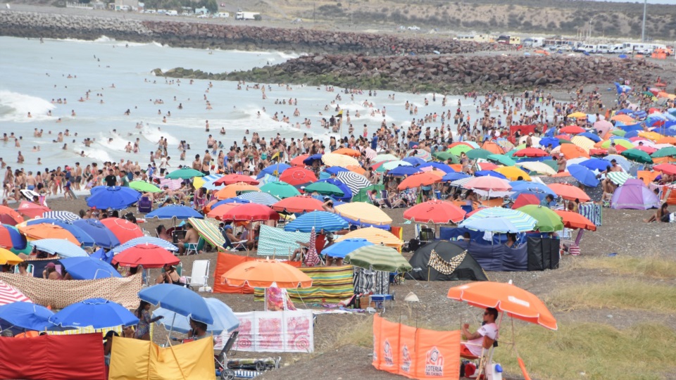 Cerca de la zona de "El Golfito", la gente disfrutando del verano.