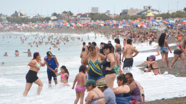 No obstante la alta temperatura y el viento, se disfrutó igual del mar.