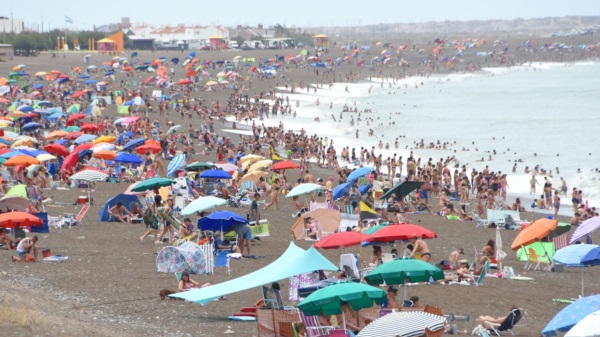 Pasando el mediodía, Playa Unión comenzó a llenarse.