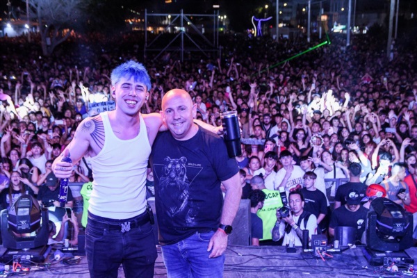 Luck Ra junto al intendente Gustavo Sastre.