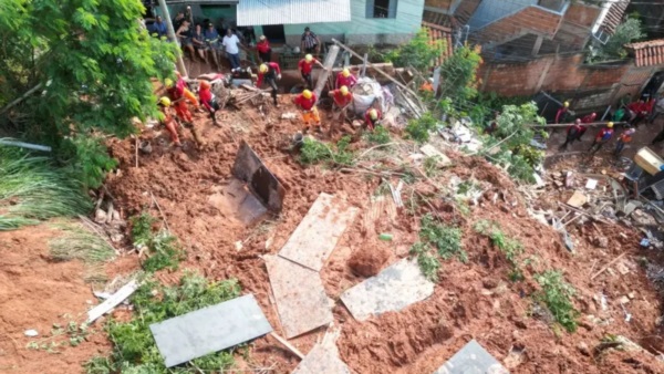 Bomberos y rescatistas trabajan para buscar víctimas tras el deslizamiento de tierras en Minas Gerais.