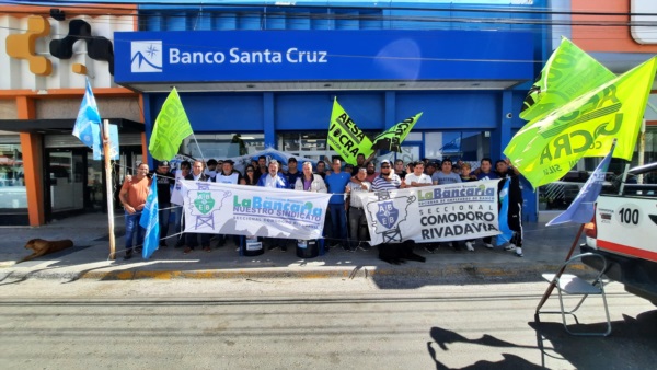 Sucursal del Banco de Santa Cruz y el despido de tres empleados.