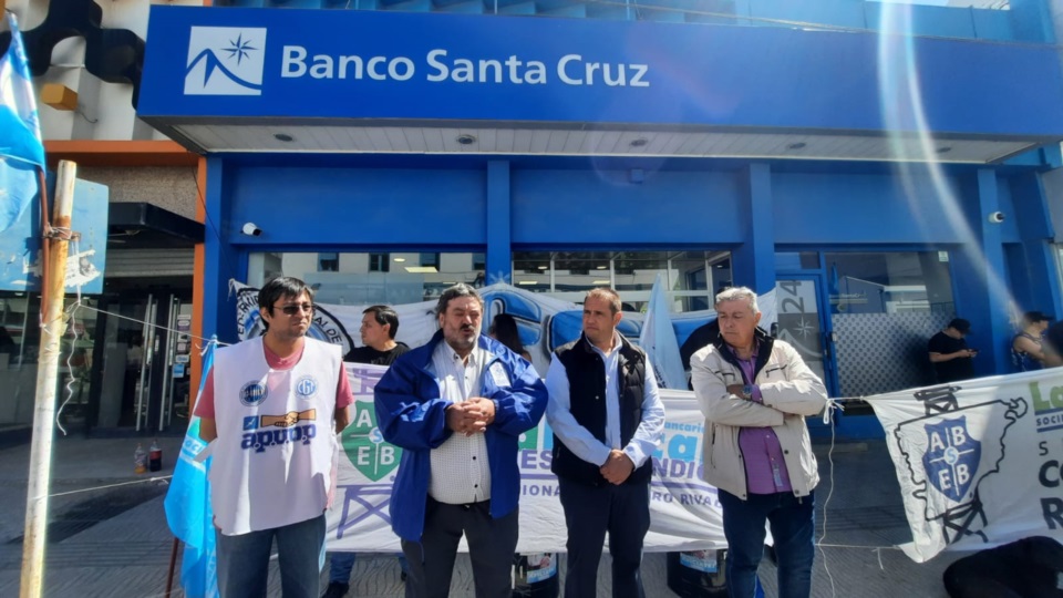 Walter Rey, representantes de la Bancaria y de otros gremios presentes.