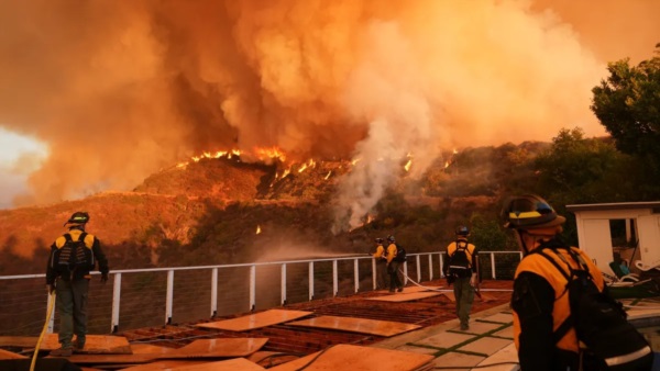 El viento amenaza con agravar la situación de los incendios en Los Ángeles, cuando ún quedan cuatro focos sin control