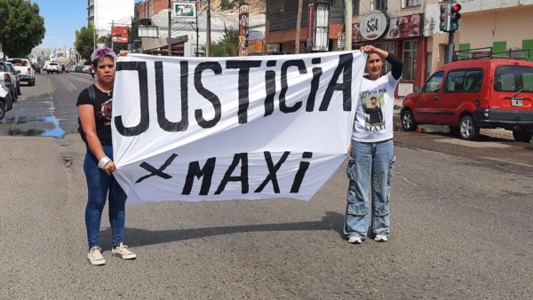 "Justicia  x Maxi", señala la bandera en las calles comodorenses.