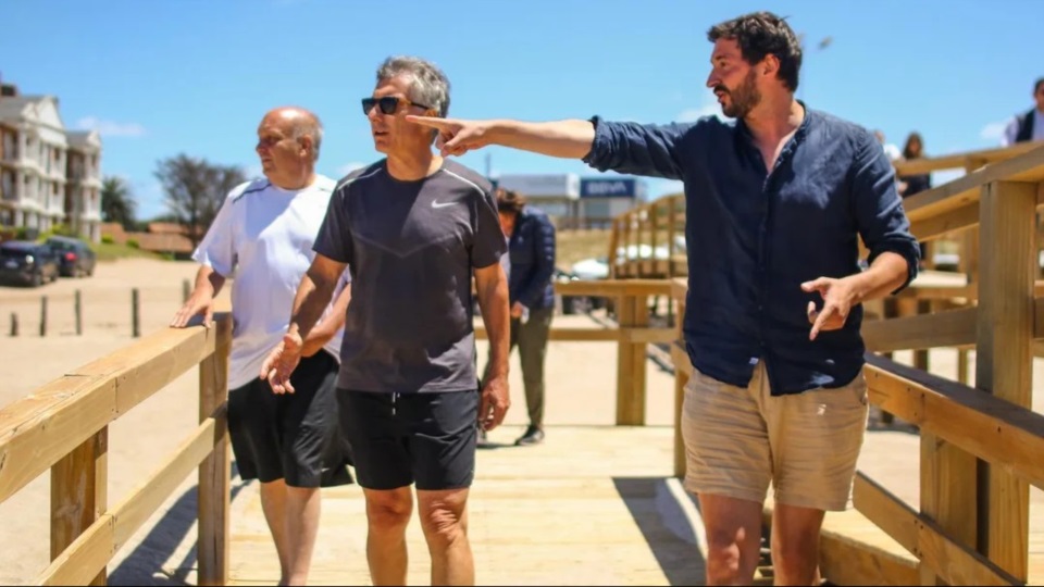Yeza junto al ex presidente en la Costa argentina. "Andá pallá... libertario"