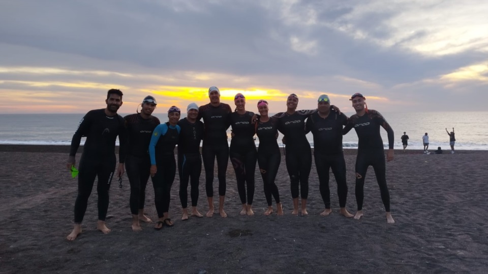 Uno de los entrenamientos previos en Playa Unión para la bajada de natación del sábado y el triatlón del domingo.
