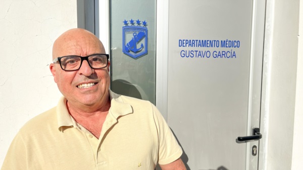Gustavo García y su reconocimiento. Foto: Prensa Brown.
