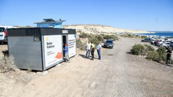 Los baños públicos ya instalados en Playa Paraná.