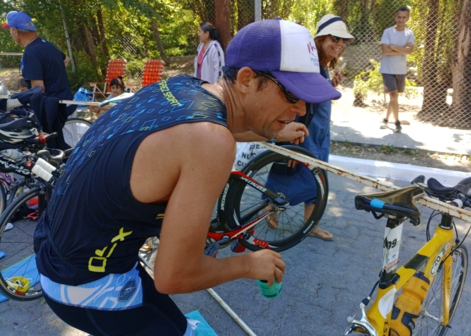 Marcos Paves y su esfuerzo en medio del calor plasmado en su llegada a parque cerrado.