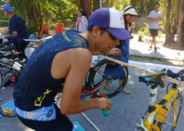 Marcos Paves y su esfuerzo en medio del calor plasmado en su llegada a parque cerrado.