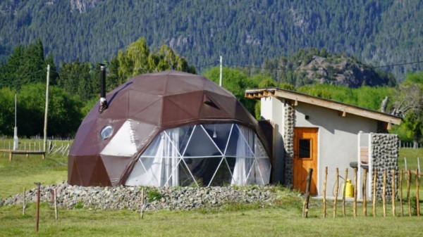 El emprendimiento de glamping y domos en plena Comarca Andina.