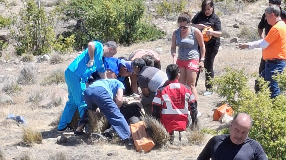 El turista brasileño es auxiliado ras sufrir el accidente. (Franco Peláez).