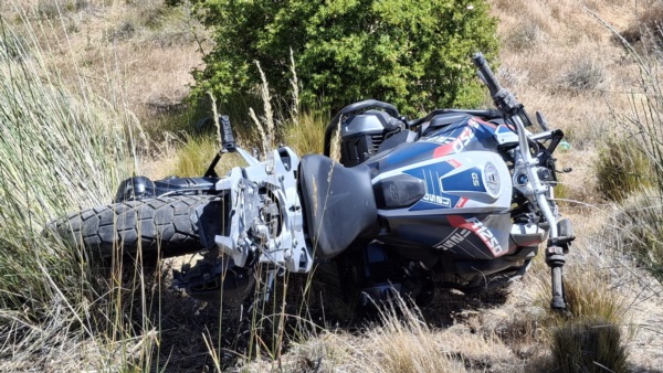 La moto, de importante cilindrada, caída a la verada de la ruta (Franco Peláez)..