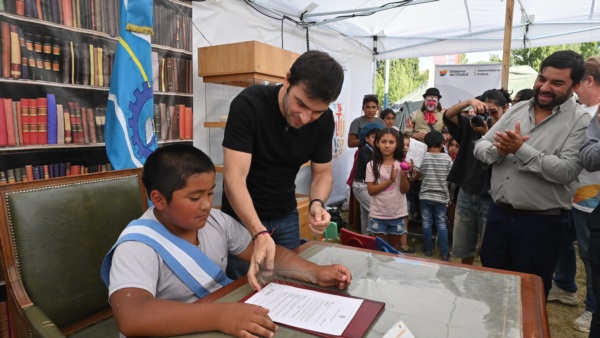 Torres dialogó con pobladores adultos y niños de Rio Mayo.