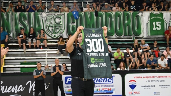 Martín Villagrán recibió una casaca por sus 300 partidos con la "Magia Verde". (Foto: Prensa Gimnasia CR).