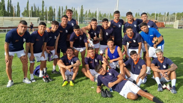 El plantel de la CAI de Comodoro en la previa al partido. (Foto: Prensa CAI).