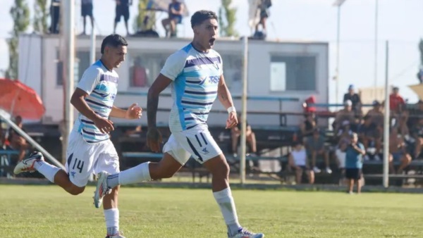 Yoel Juárez marcó un golazo para la victoria de La Amistad. (Foto: La Mañana de Neuquén).