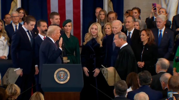 Donald jura, con Biden, Kamala Harris y Bill Clinton como testigos...