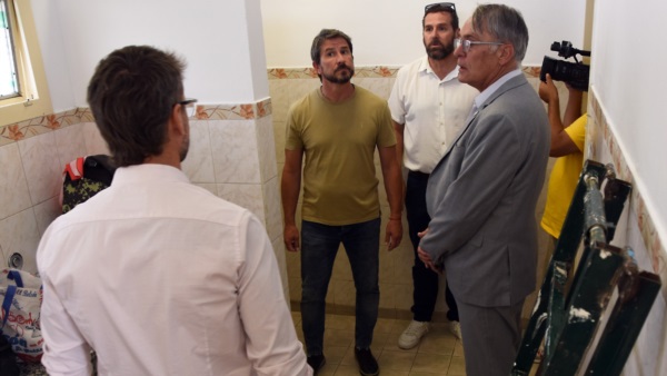 El intendente de recorrida por las flamantes instalaciones.