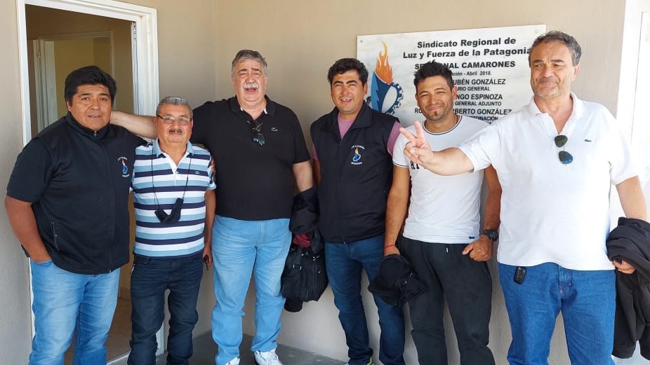 Héctor y Rogelio González en la seccional de Camarones.