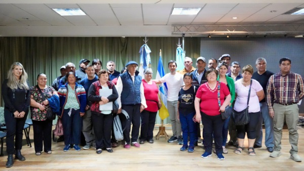 El gobernador Torres junto a representantes de los pueblos originarios.