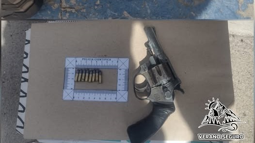 El revolver calibre 22 largo fue hallado junto a la droga.