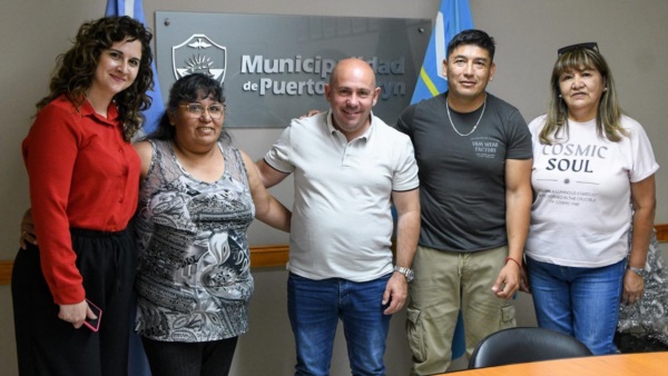 Miembros del gremio SUTCAPRA con Gustavo Sastre.