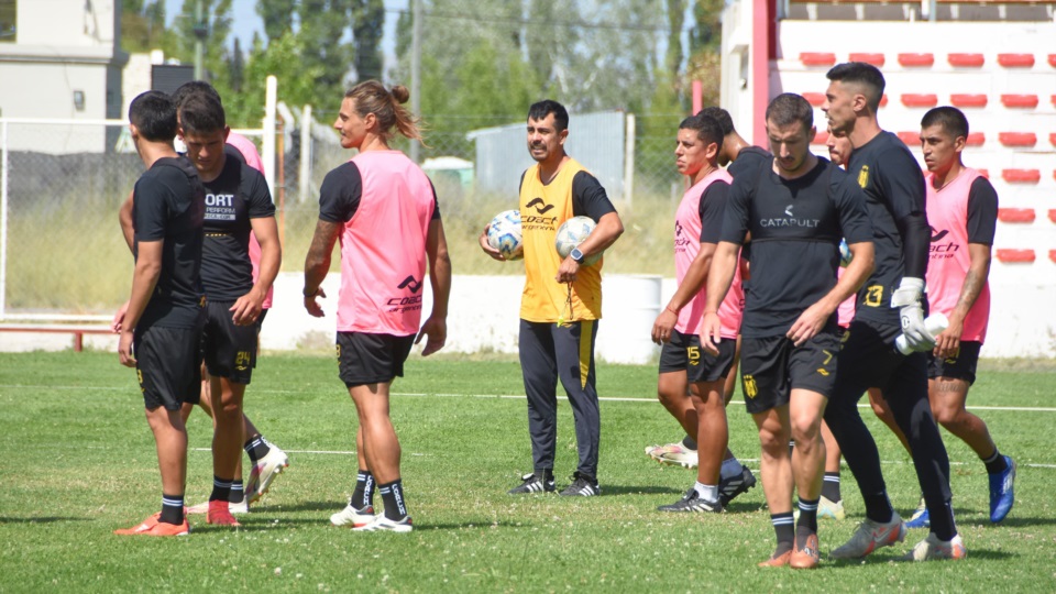 Gracián pondrá en cancha a su primer probable equipo titular de la temporada.