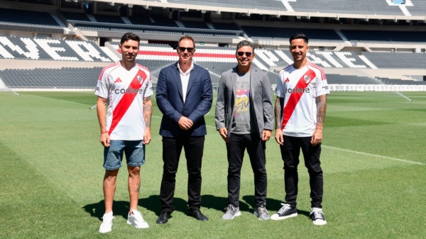Gonzalo Montiel y Sebastián Driussi, junto al presidente Jorge Brito y Marcelo Gallardo en el Monumental.