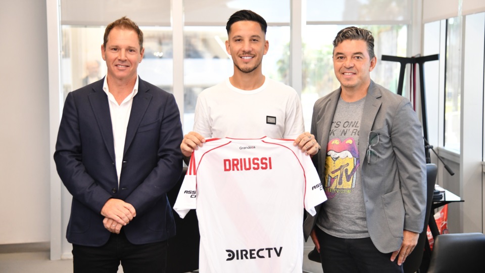 Acompañado por el presidente Brito y el técnico Gallardo, Sebastián Driussi firmó su contrato.