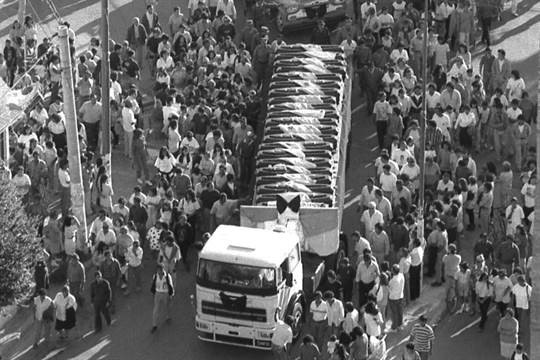 Un pueblo conmovido despidiendo a sus héroes. (Foto: José Luis Lazarte / Jornada)