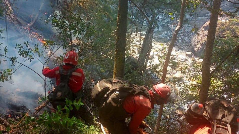 El flanco izquierdo del incendio fue contenido.