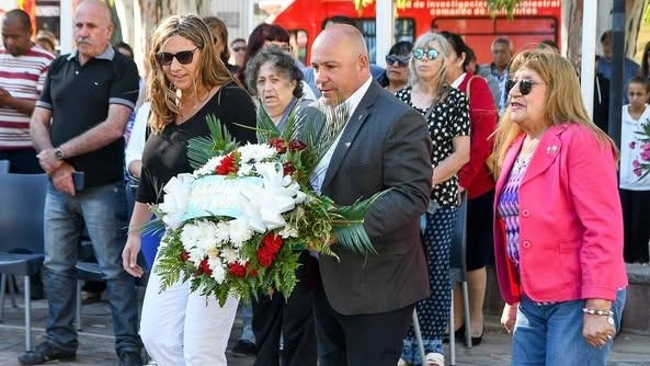 Momento que el intendente madrynense deposita la ofrenda floral.
