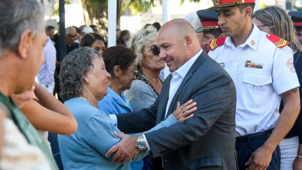 Sastre saludando a familiares de los bomberos mártires.