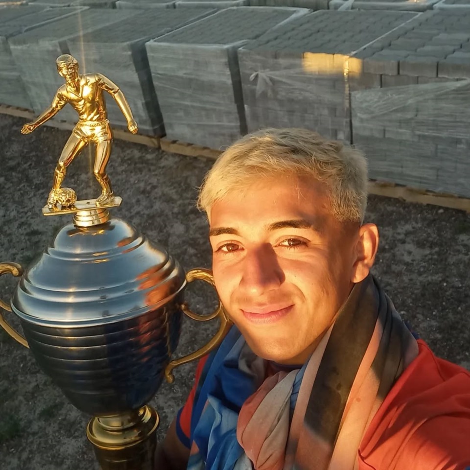 "Maxi" con la Copa del Clausura 2024.