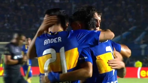 Zeballos es abrazado por sus compañeros por el primer gol.