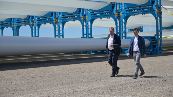 Torres recorriendo la plazoleta fiscal del muelle Almirante Storni.