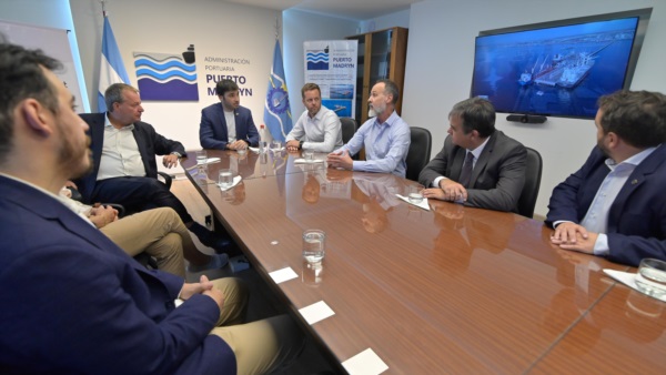 El primer mandatario provincial con representantes de Aluar.