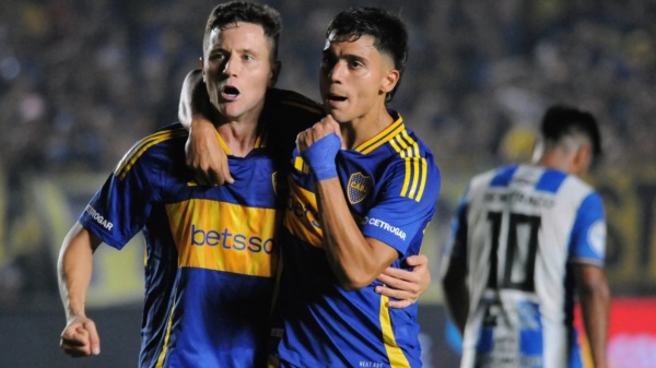 Ander Herrera y el "Changuito" Zeballos en el festejo del gol que abrió el partido.