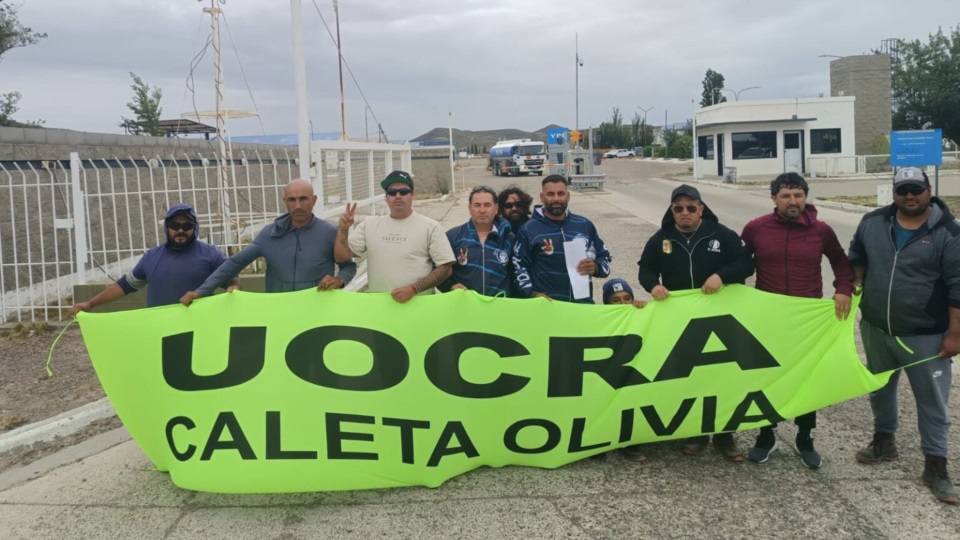 Delegados de la UOCRA de protesta en Caleta Olivia.