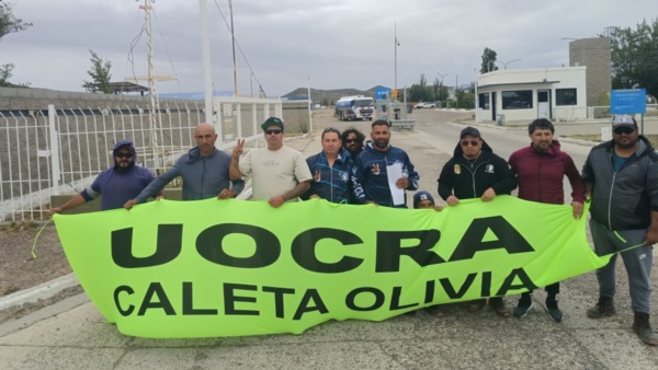 Delegados de la UOCRA de protesta en Caleta Olivia.