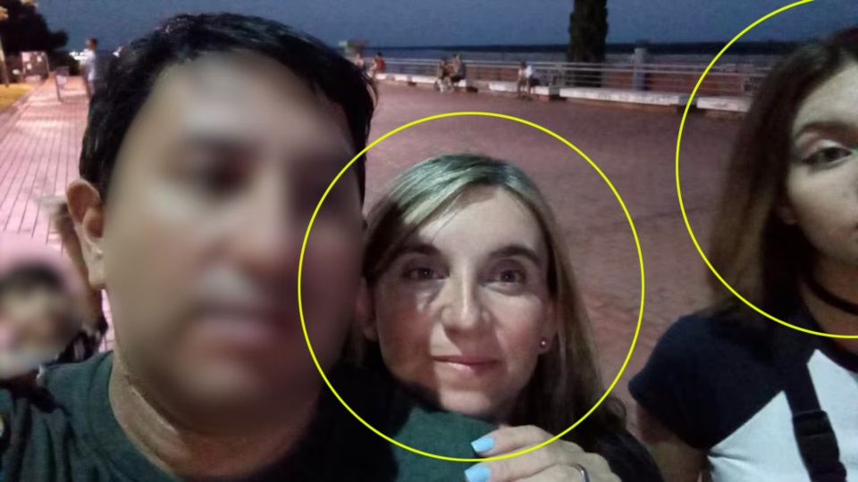 La última foto familiar antes de la tragedia. En circulos, madre e hijas asesinadas.