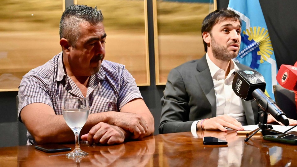 El gobernador Nacho Torres junto al ministro de Seguridad de Chubut, Héctor Iturrioz