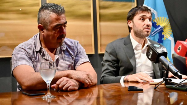 El gobernador Nacho Torres junto al ministro de Seguridad de Chubut, Héctor Iturrioz