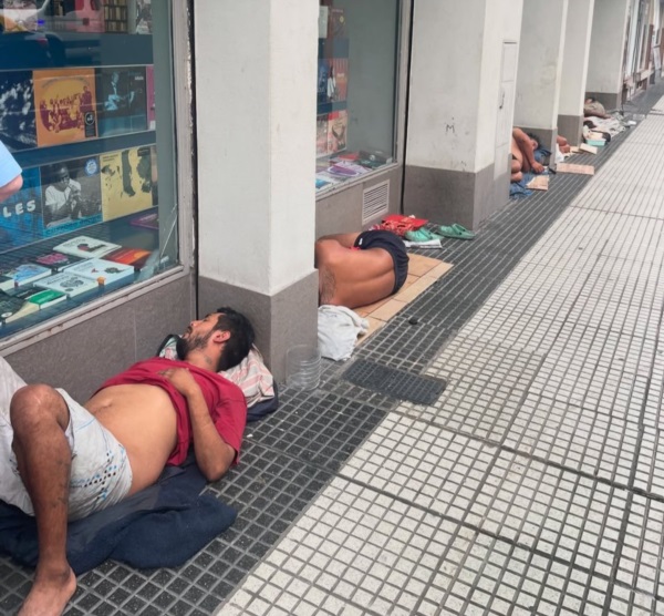 Déficit cero. Libreria Zivals, Buenos Aires, verano 2025. (IG: alfredo.suhring)
