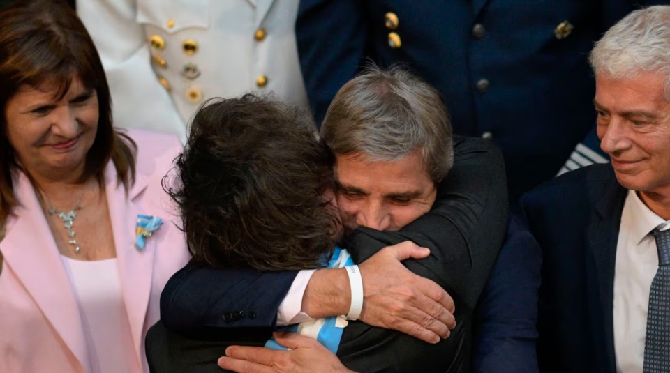 Abrazo del alma. Milei y Caputo.