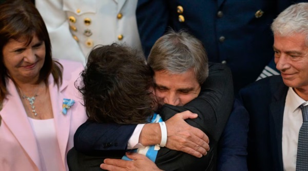Abrazo del alma. Milei y Caputo.