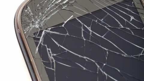 El sujeto dañó el celular para que la víctima no pidiera ayuda (Imagen ilustrativa).