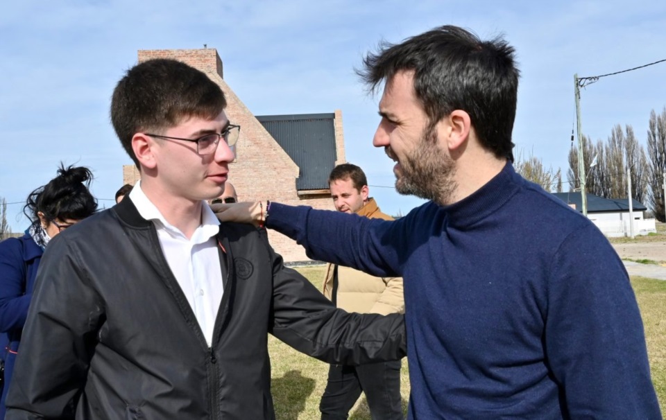 Luka Jones junto al gobernador Torres.